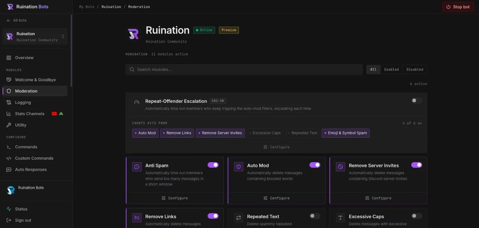 Die Moderationsseite im Dashboard: ein Raster aus Auto-Moderations-Modulen wie Anti Spam, Auto Mod und Remove Links, jedes mit eigenem Schalter.